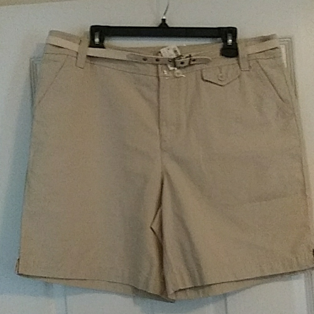 New Women's Khaki Shorts Size 16